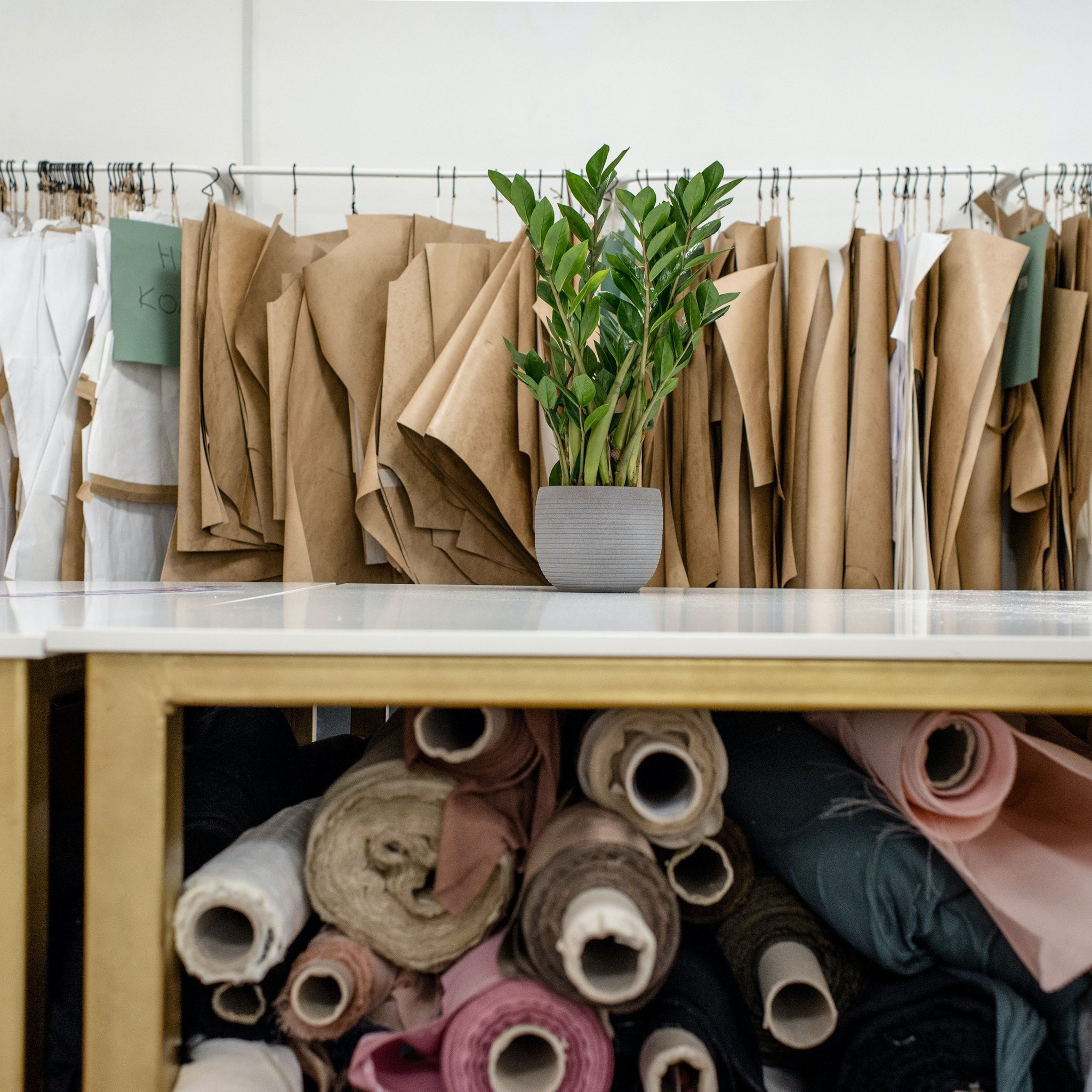 Vergleich von Polyester- und Baumwollfasern unter dem Mikroskop